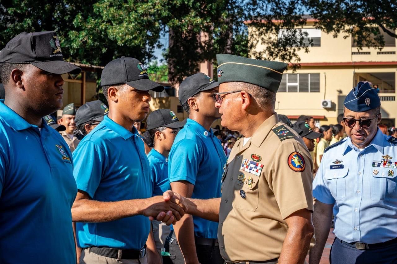 Jóvenes del barrio Capotillo inician entrenamiento del Servicio Militar Voluntario del MIDE