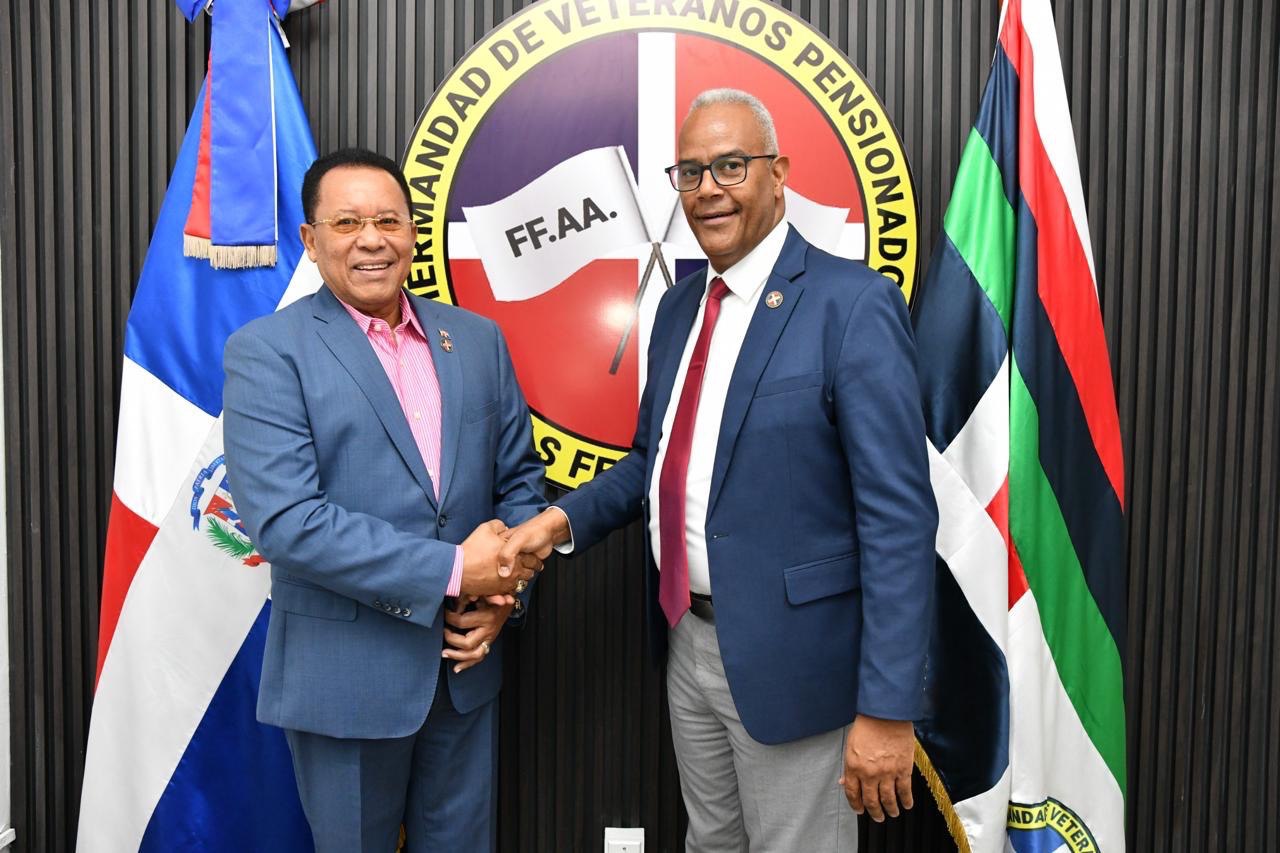 Mayor General Marte Martinez Visita Hermandad y conoce sobre museo de la identidad dominicana