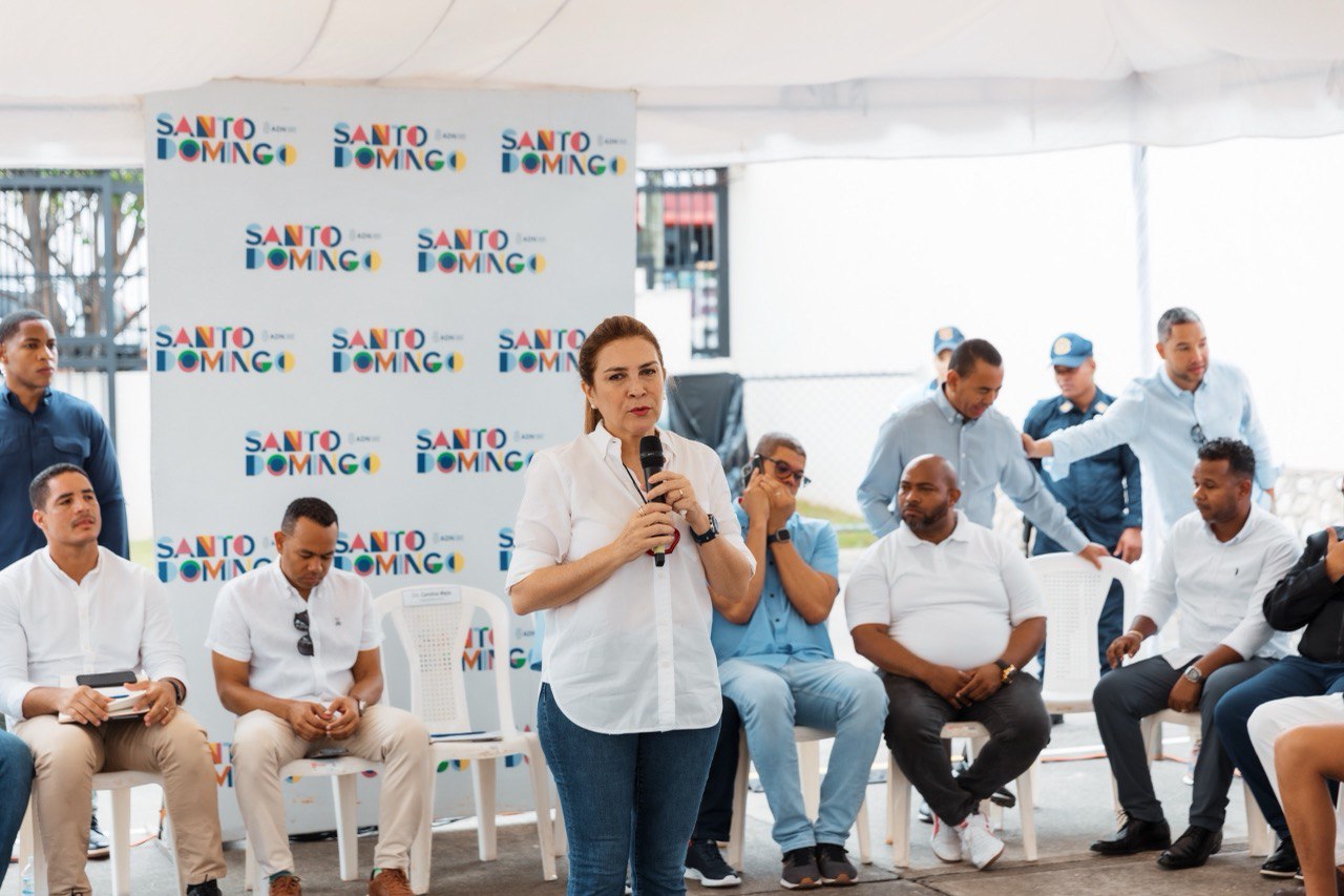 Carolina Mejía lleva soluciones al sector La Puya