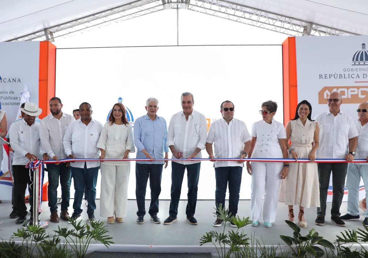 Tras 40 años de espera, presidente Abinader entrega carretera Villa Elisa-Punta Rucia-La Ensenada, que conecta Puerto Plata con Montecristi