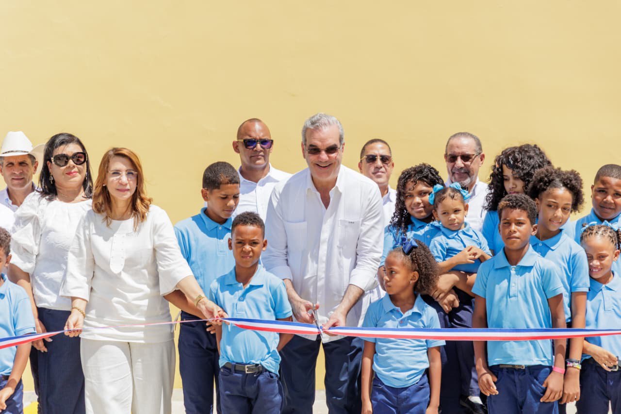Con la entrega de 70 viviendas, presidente Abinader transforma la vida de familias desalojadas en el sector Kosovo de Imbert