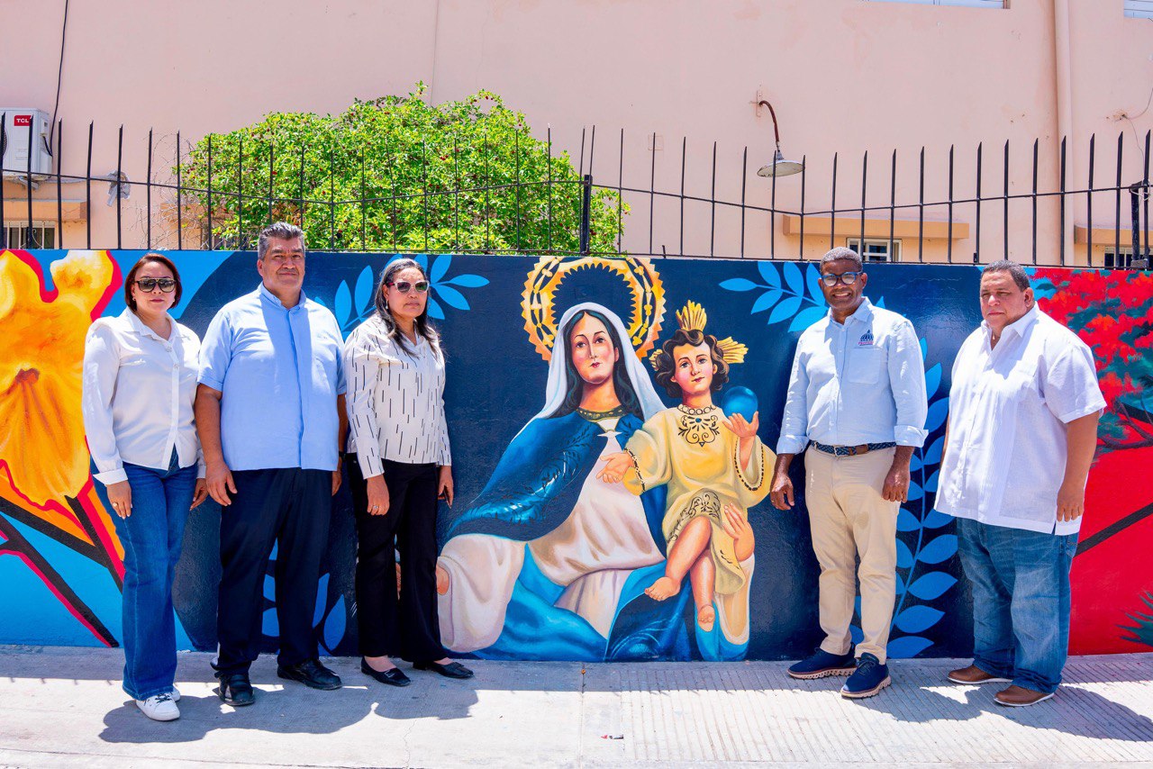 Propeep entrega “Paseos de los Colores” de 400 metros cuadrados de arte urbano en Azua