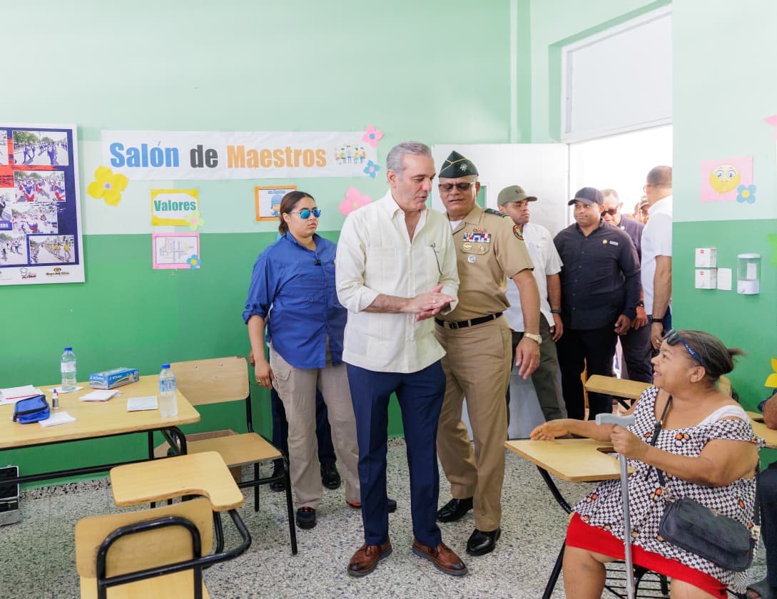 Presidente Abinader supervisa operativo médico de acción cívica que realiza el Ministerio de Defensa que impactará más de 2,500 personas, con 150 médicos especialistas