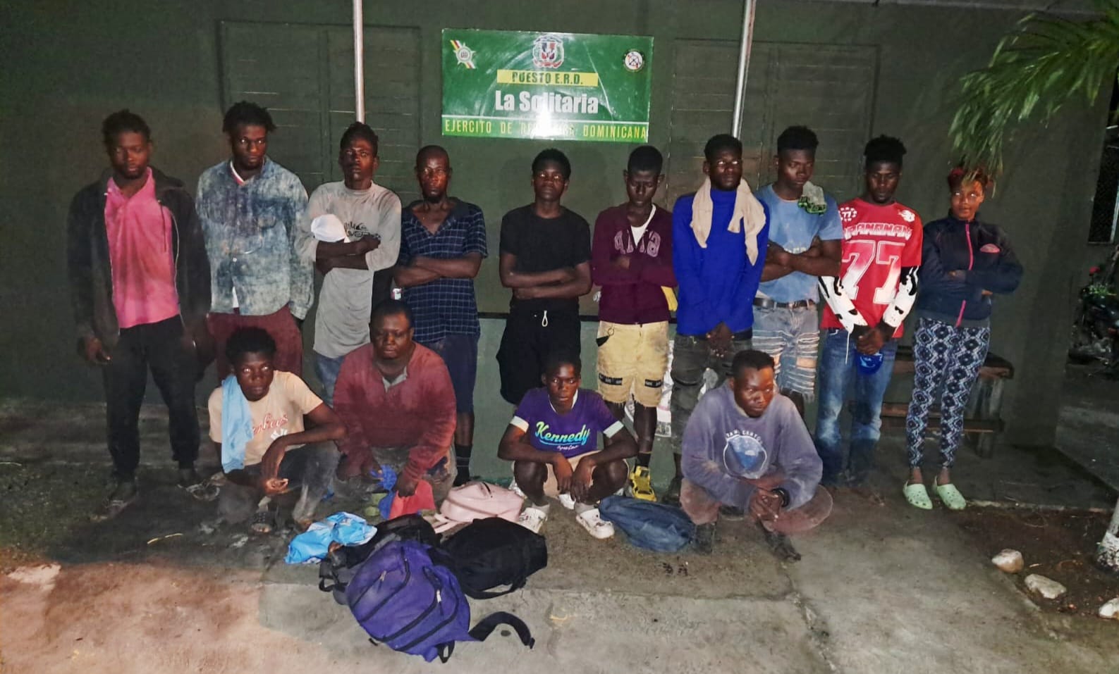 Un grupo de 14 haitianos en condición migratoria irregular fue interceptado en un puesto de chequeo militar en Montecristi