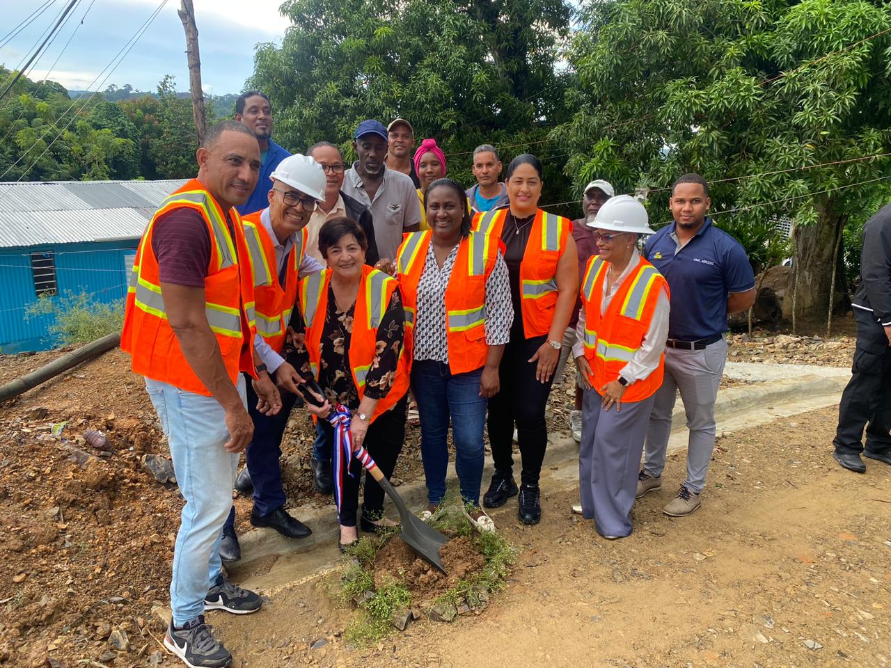 Edeeste inicia proyecto de electrificación que impactará varios sectores de Miches