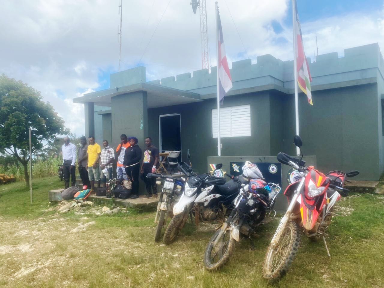 Detienen a siete haitianos indocumentados en cuatro motocicletas en San Juan de la Maguana