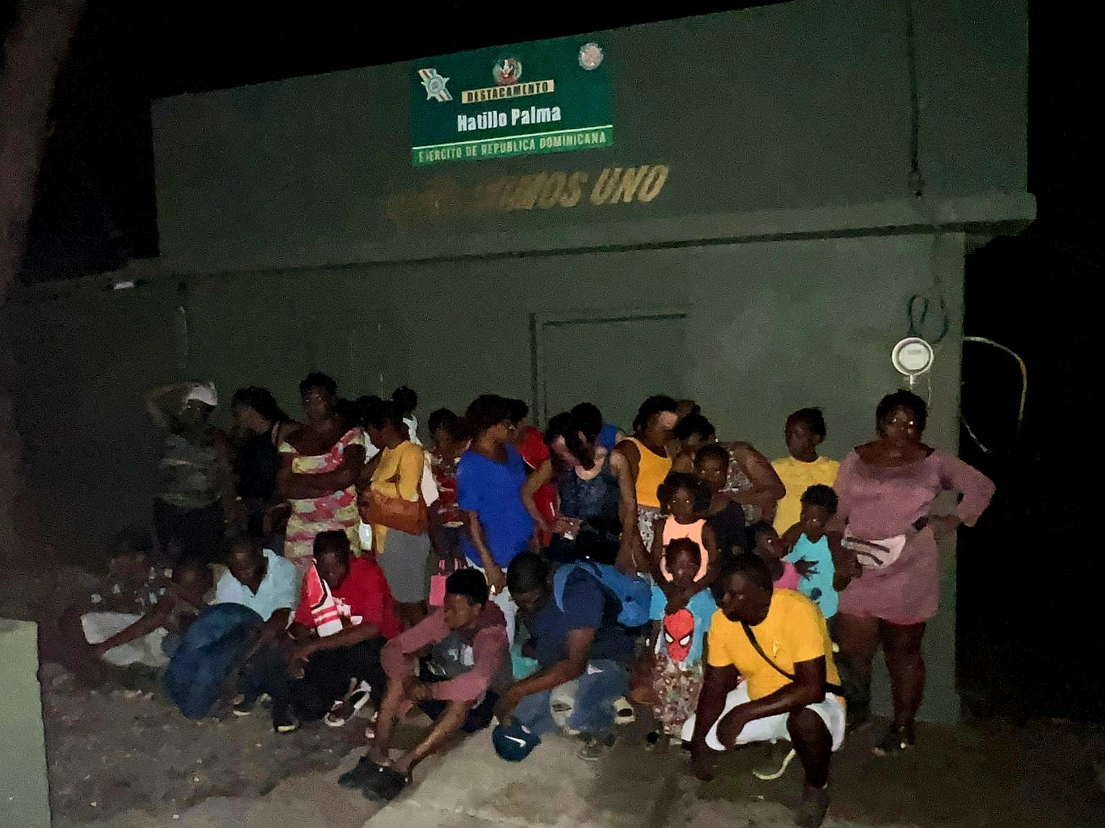 Ejército detiene a 48 nacionales haitianos en operativo en Doña Antonia de Mao