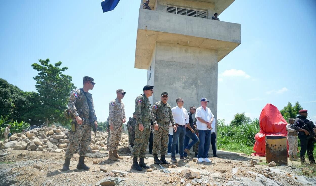 Ministro de Defensa encabeza recorrido por la frontera junto a asesores del Poder Ejecutivo en materia policial