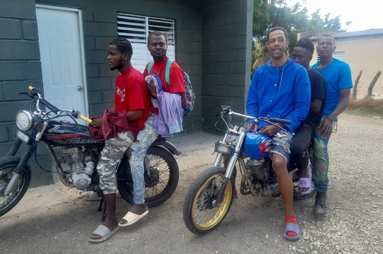 Ejército detiene nacionales haitianos indocumentados en motocicletas en zona costera de Montecristi