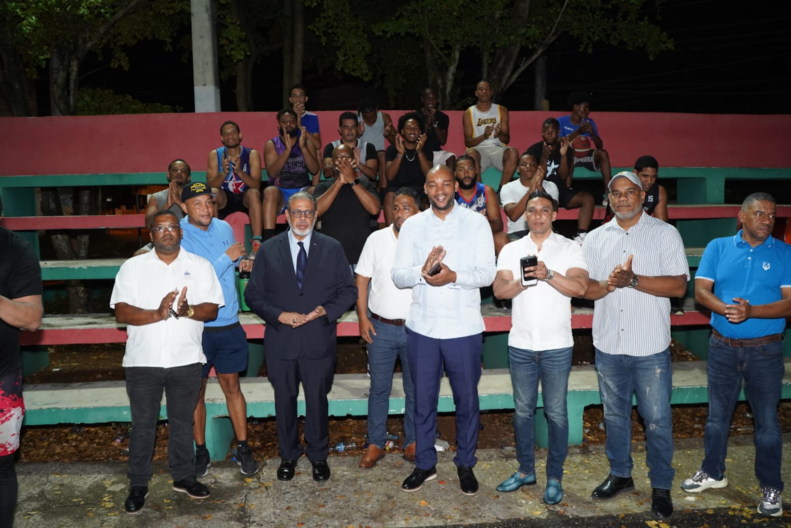 Director Desarrollo de la Comunidad escucha comunitarios y deportistas en SDE