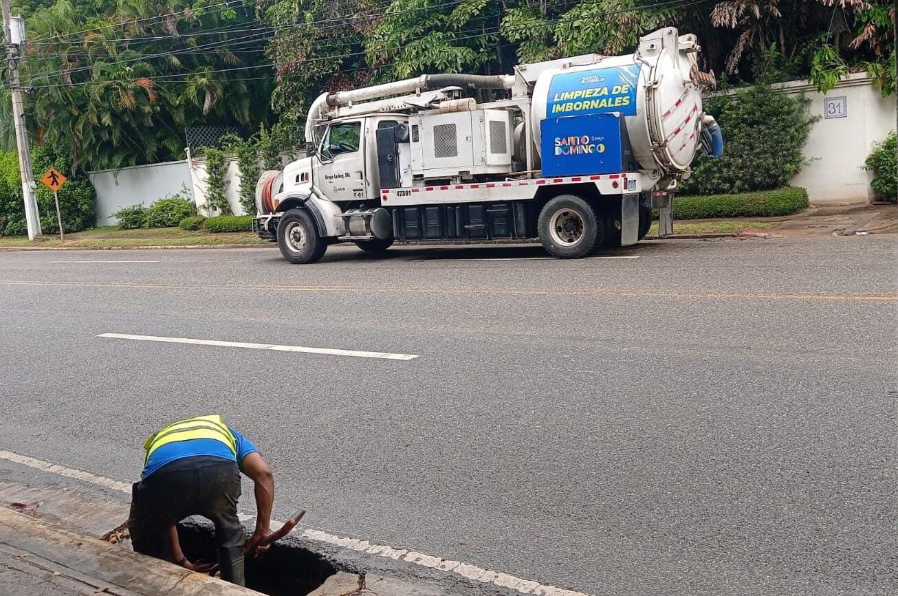Alcaldía del Distrito Nacional refuerza trabajos preventivos para disminuir efectos de vaguada y onda tropical