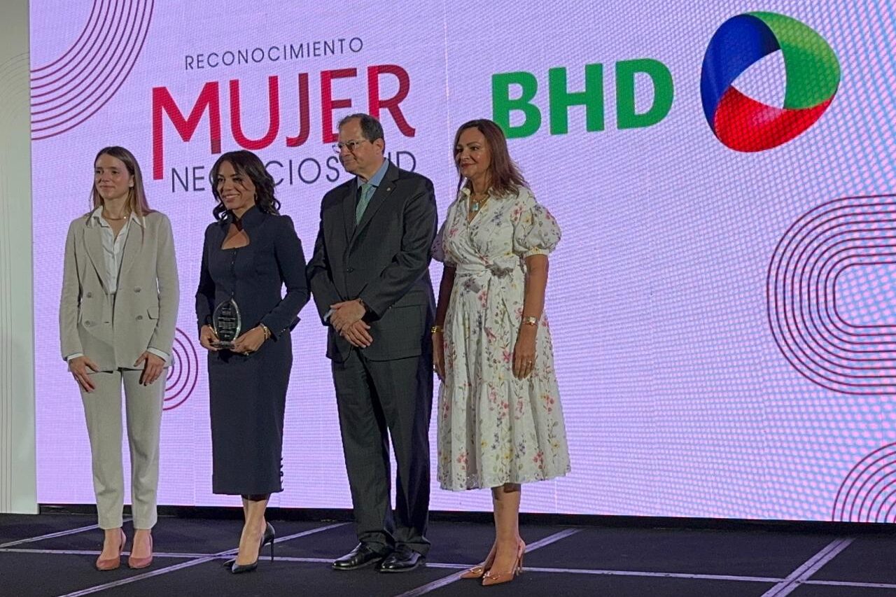 Kalys Bautista, CEO de Kaba Consulting, recibe el galardón Mujer Negocios BHD