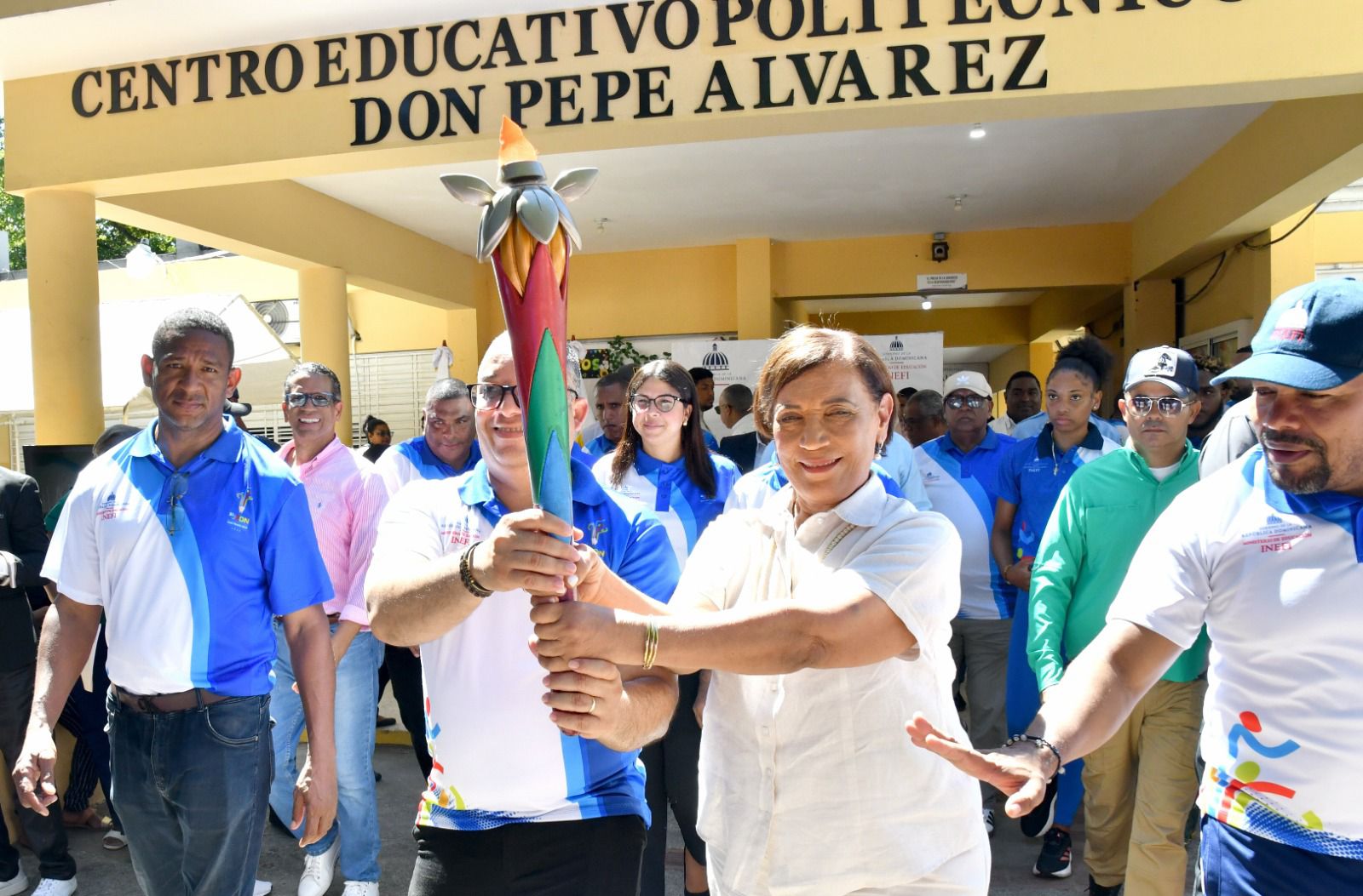Antorcha de los Juegos Escolares Nacionales San Francisco 2025 recorre con entusiasmo el municipio de La Vega