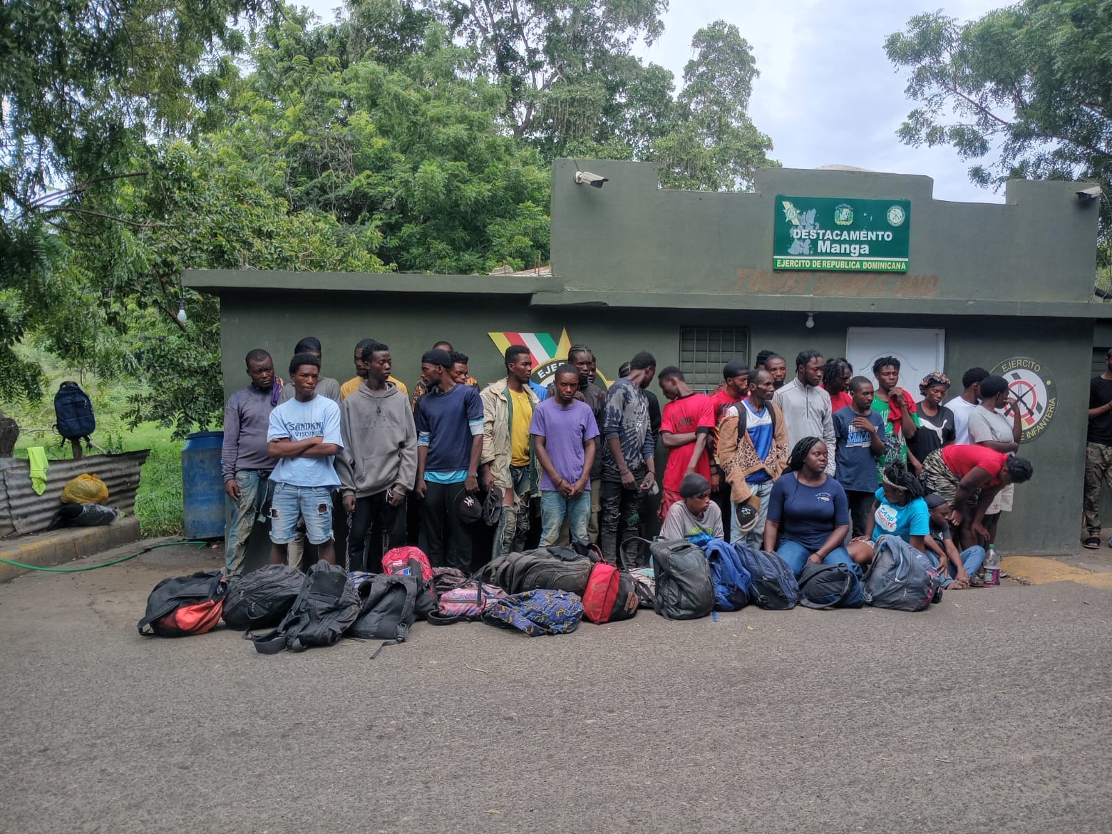 Patrulla del Ejército detiene a 56 nacionales haitianos en operativo en Guayubín, Montecristi