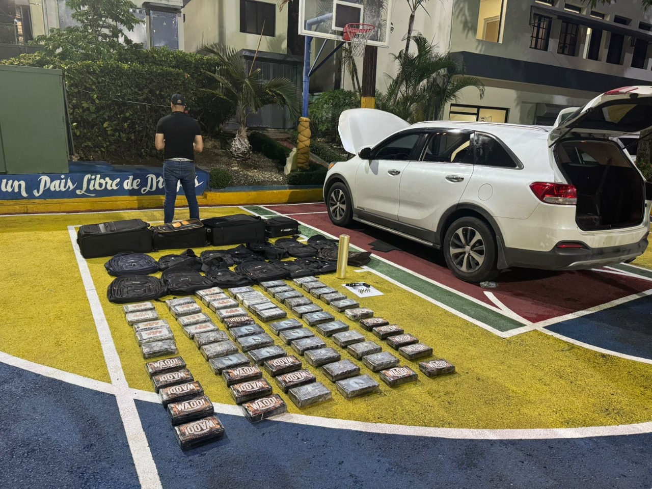 Operación simultánea: arrestan dos hombres con 93 paquetes de cocaína