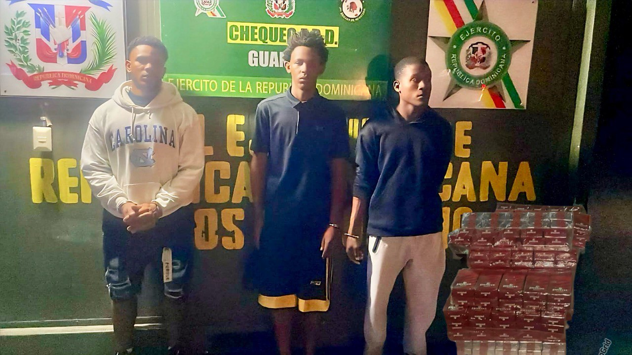 Apresan a tres hombres con más de 10,000 cigarrillos de contrabando a bordo de motocicletas en San Juan de la Maguana