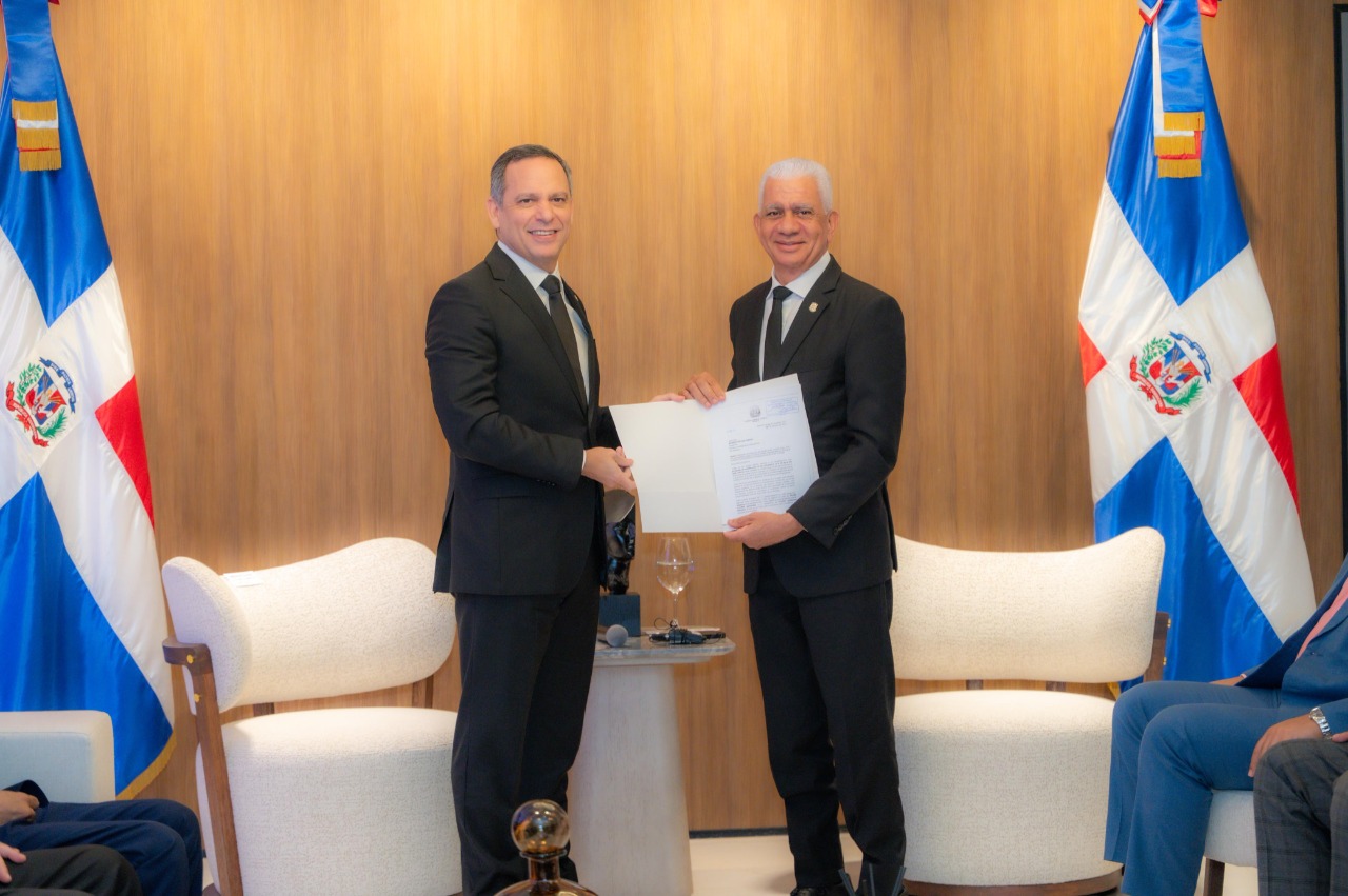 Presidente del Senado recibe de la Suprema Corte de Justicia (SCJ) proyecto que actualiza Ley de Uso de Medios Digitales