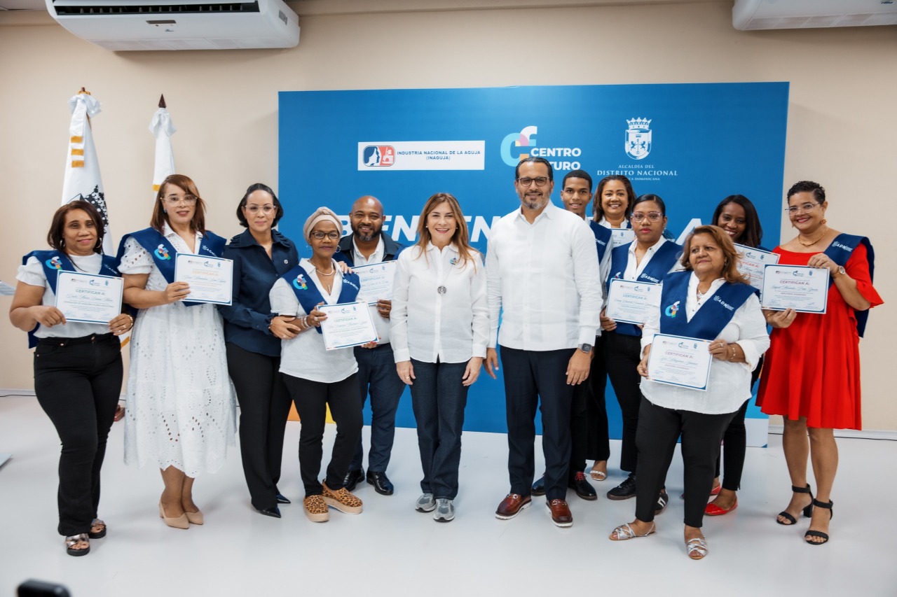 Carolina e Inaguja entregan 108 certificados a estudiantes del área textil en Centro Futuro