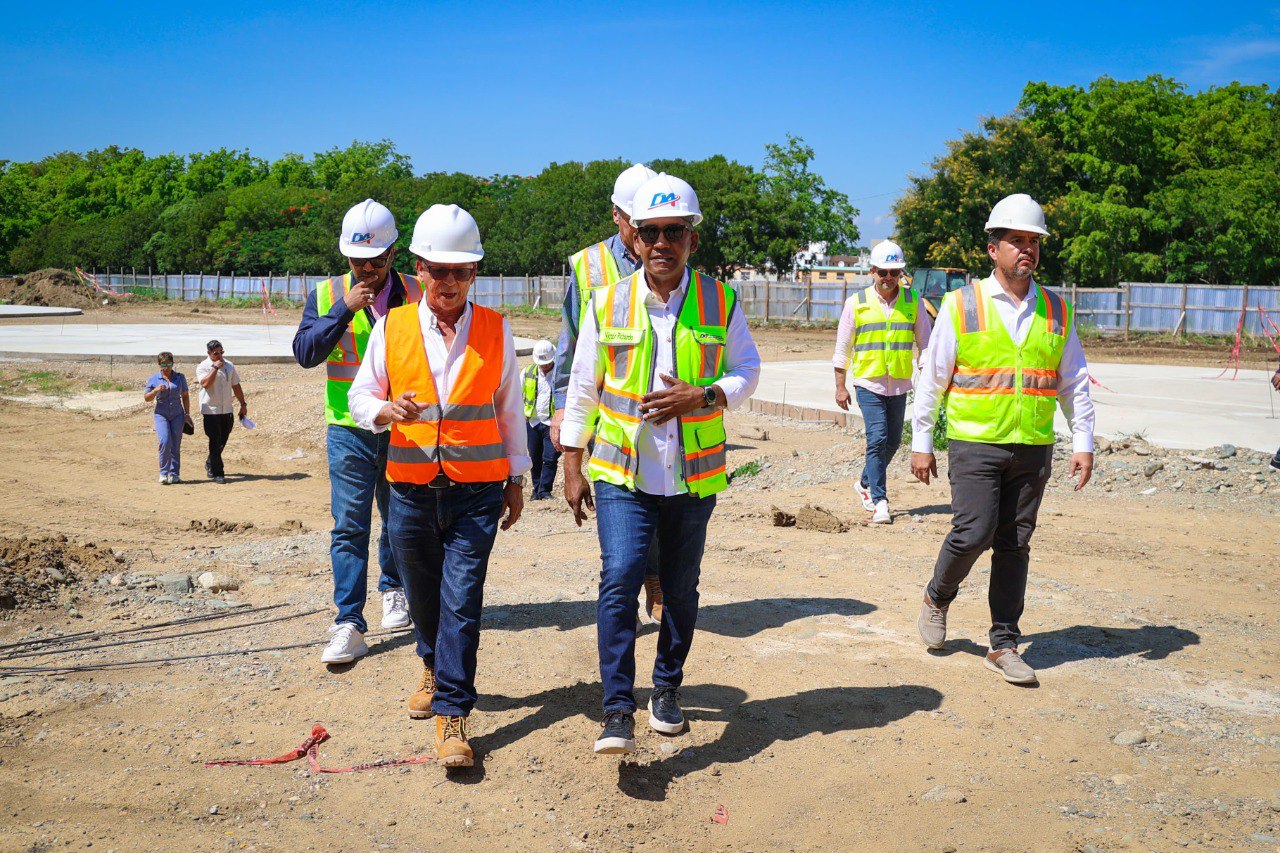 Director del Departamento Aeroportuario supervisa avances de obras en Santiago y La Vegas