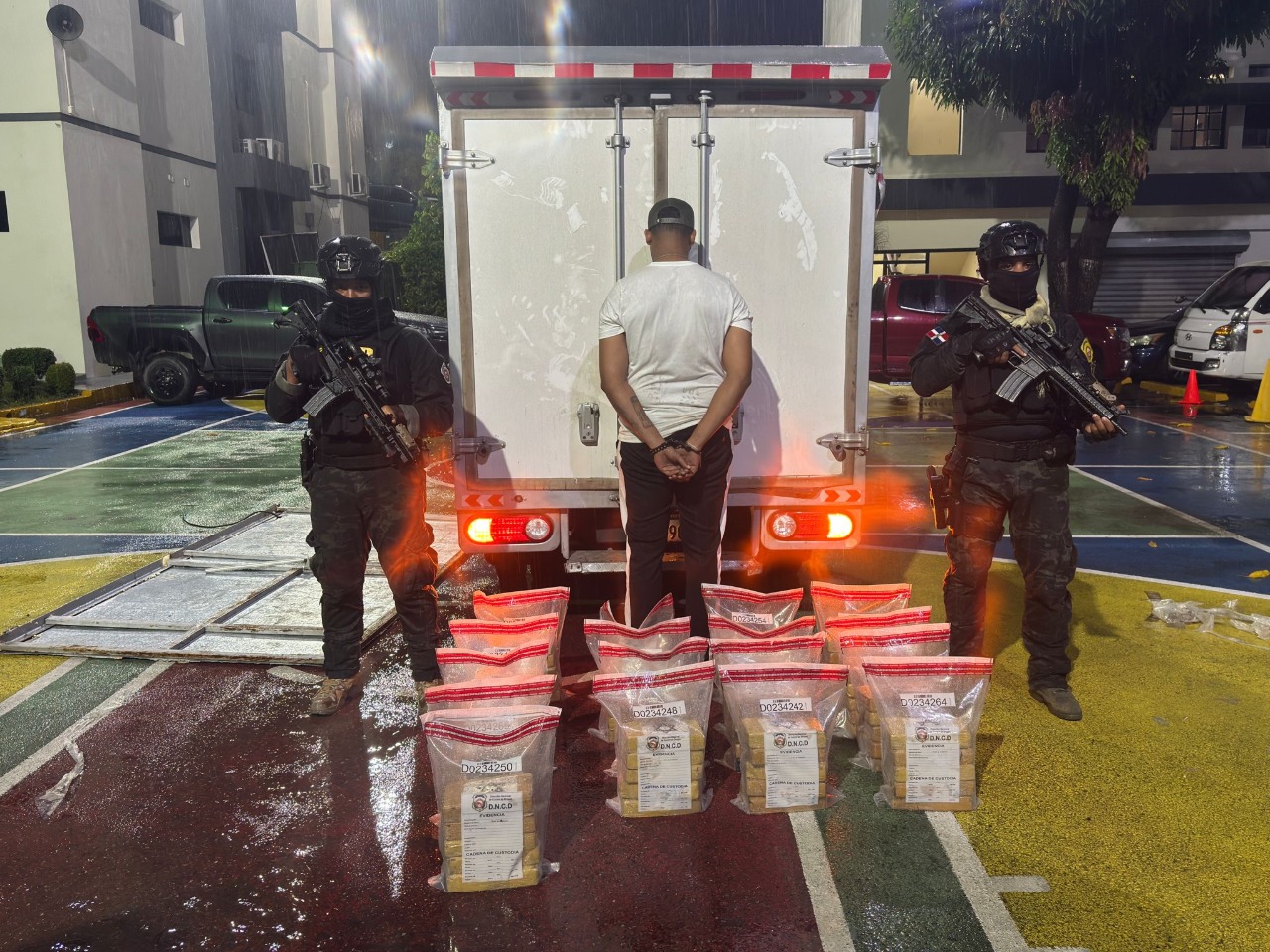 DNCD incauta 85 paquetes de cocaína ocultos en techo de camión en Pedro Brand