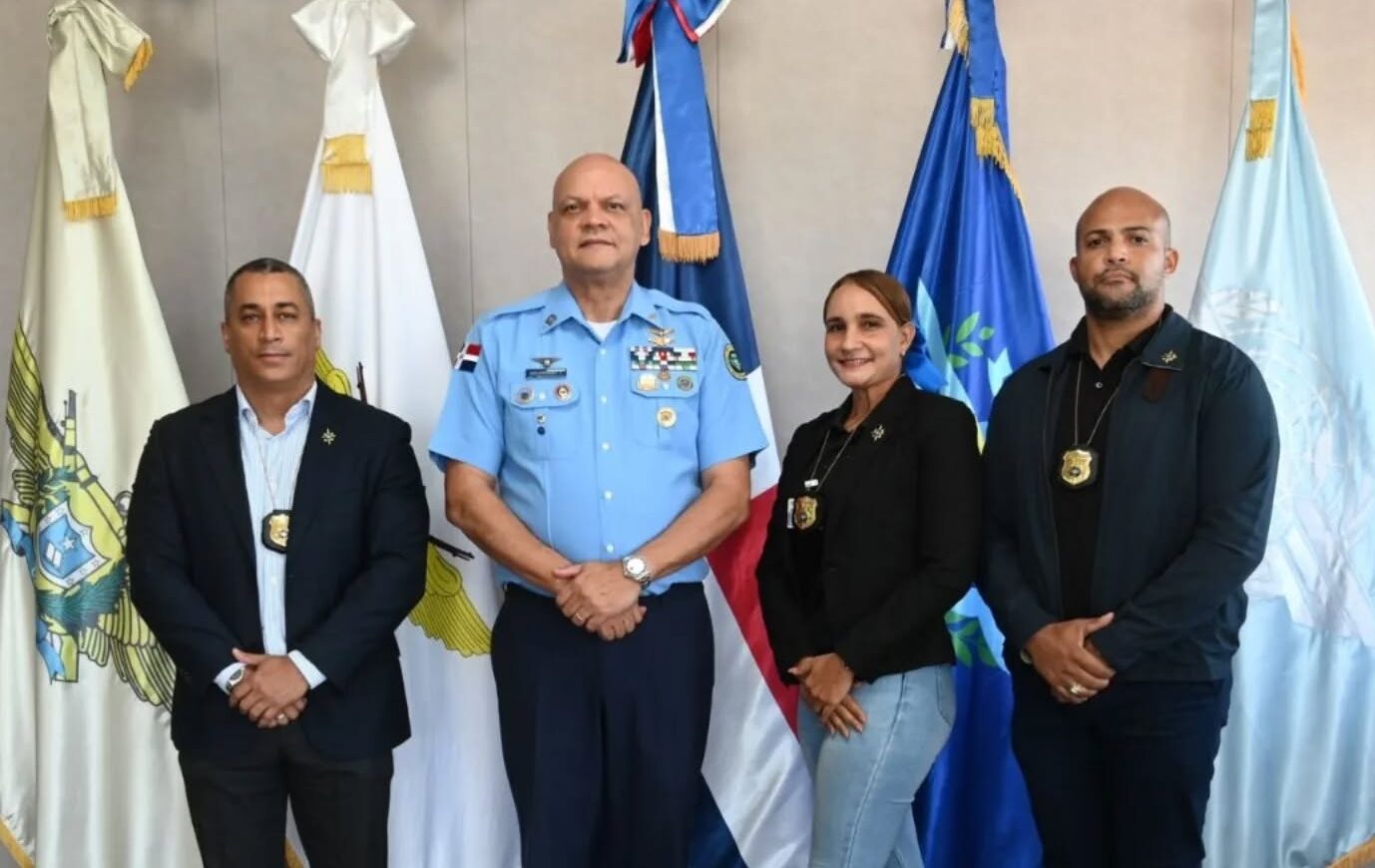 CESAC entrega placas distintivas oficiales al personal de su Dirección de Inteligencia