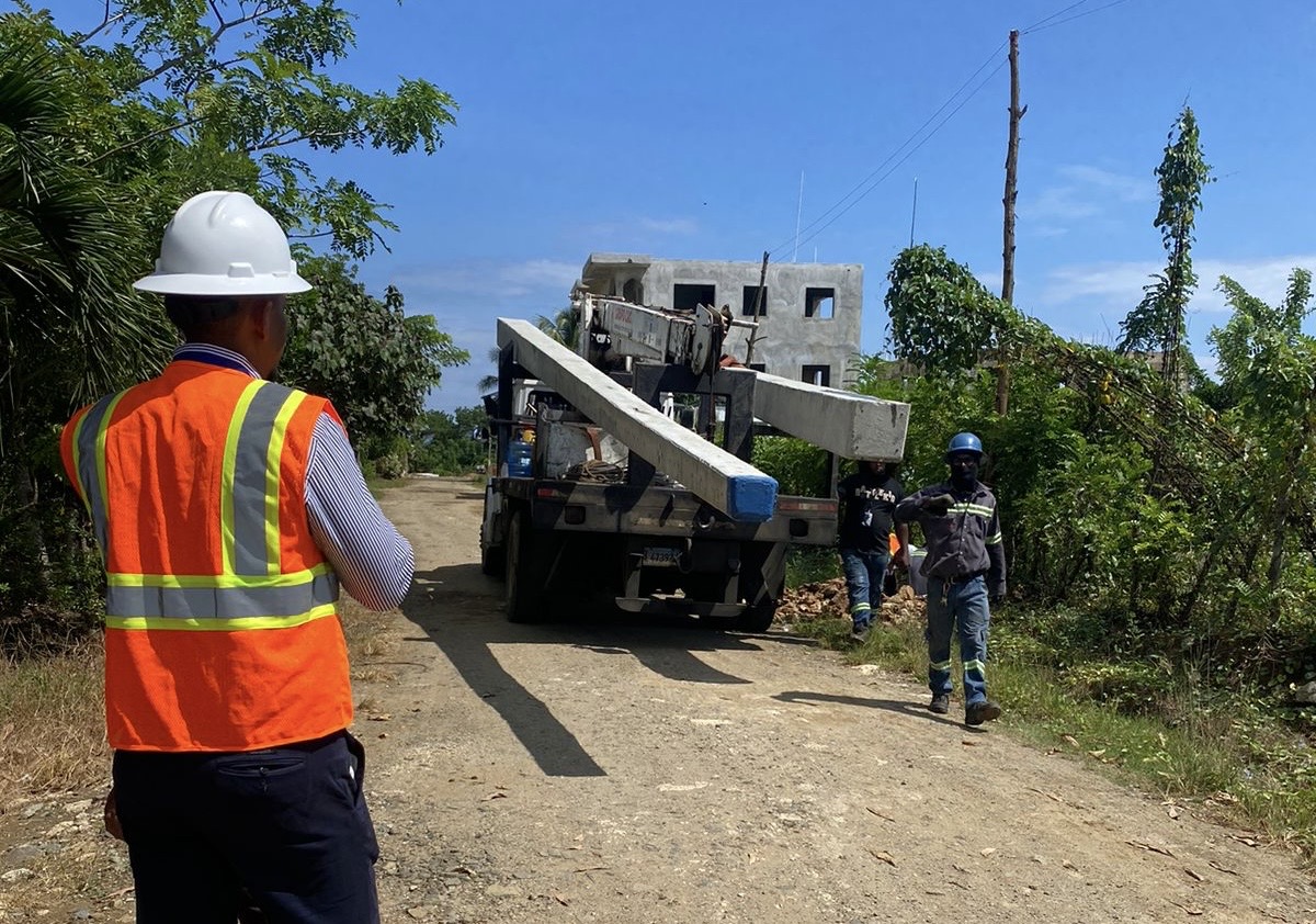 Edeeste inicia proyecto de electrificación en Brisas del Mar, Sabana de la Mar
