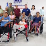 Nelson Cruz entrega en Montecristi sillas de rueda donadas por Wheelchair Foundation y Cruz Jiminián