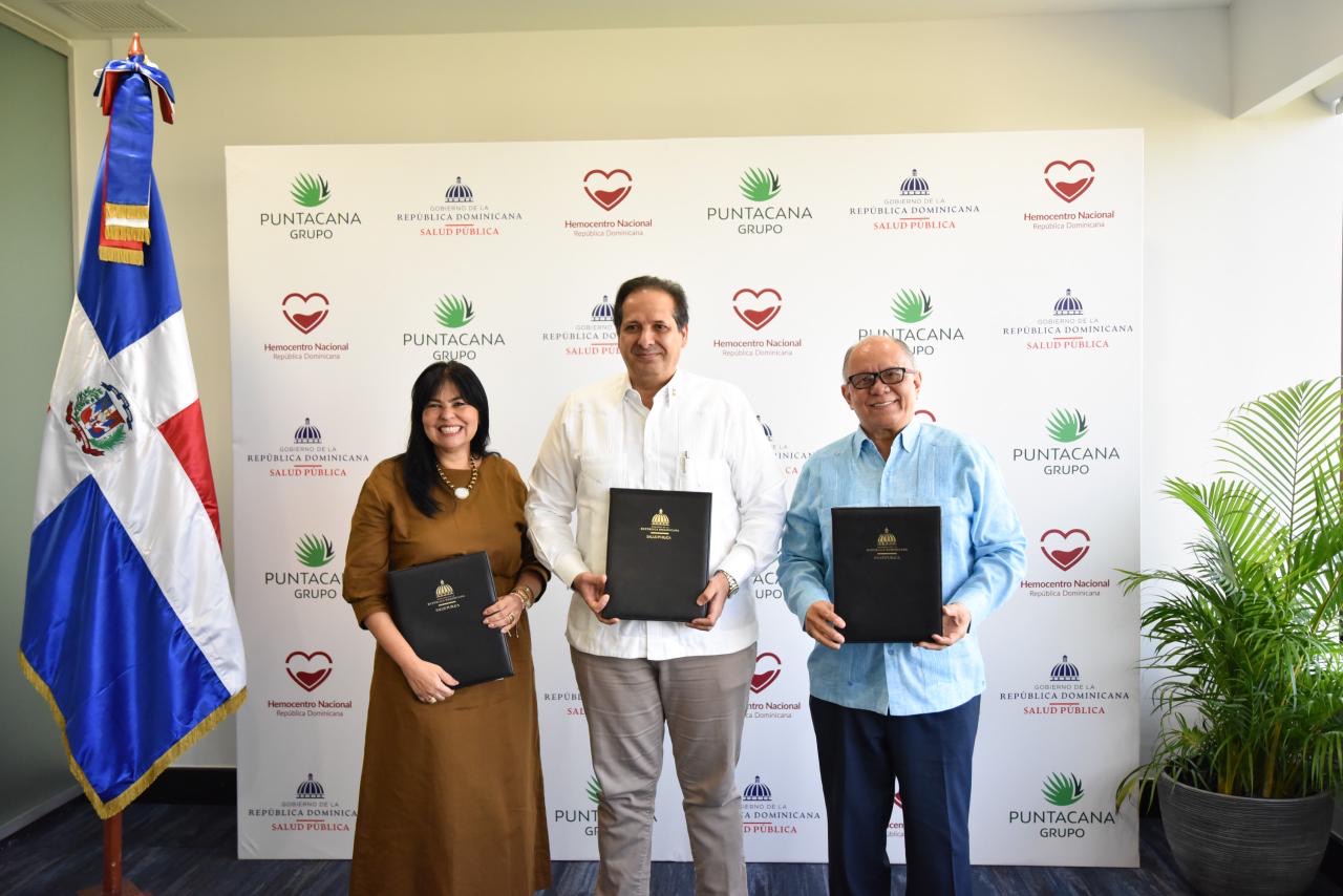 Grupo Punta Cana y Ministerio de Salud firman convenio para promover donación voluntaria de sangre