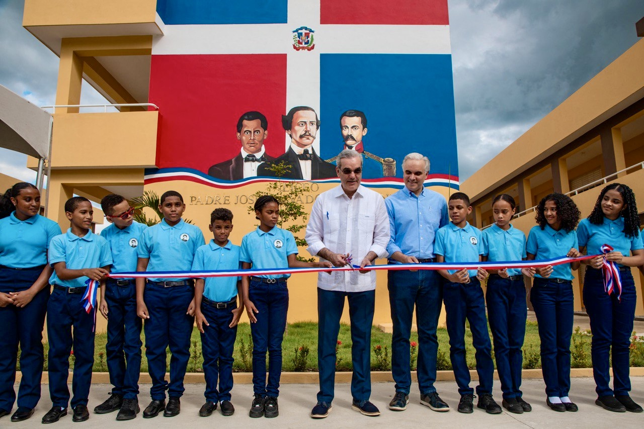 Presidente Abinader inaugura Liceo Padre José Salvador Fernández de 24 aulas en Bonao, que beneficiará a más 800 estudiantes