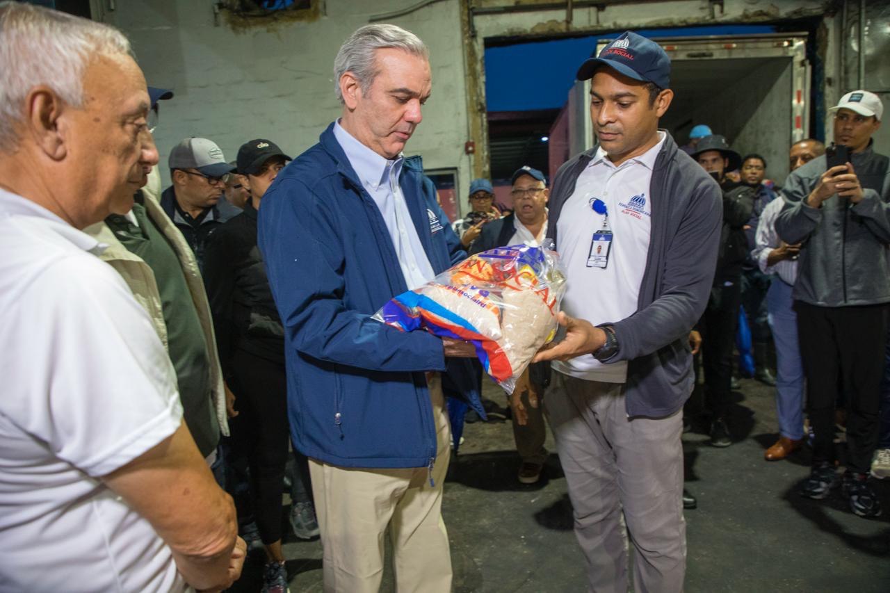 Presidente Abinader supervisa asistencia alimentaria por tormenta Melissa