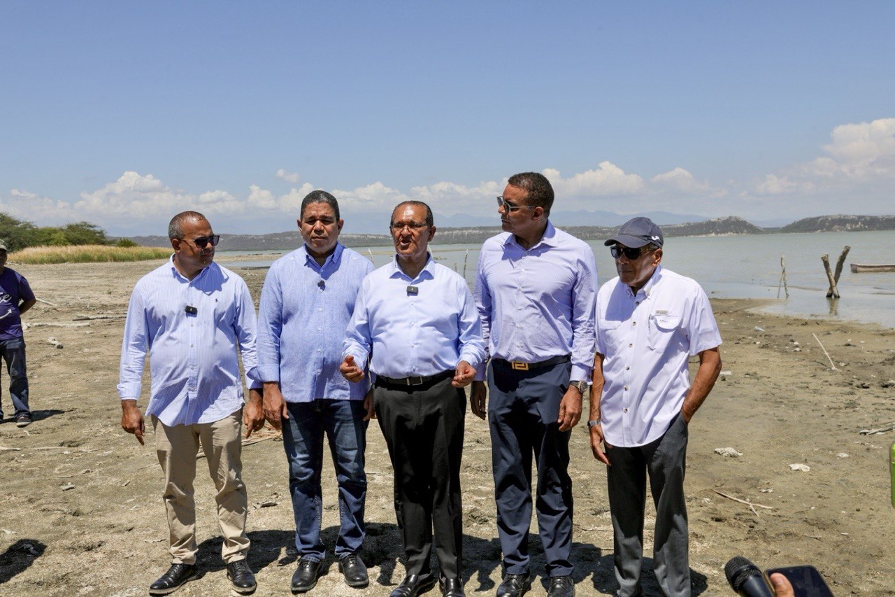 Senadores realizan descenso en Barahona y escuchan preocupaciones de pescadores por disminución caudal