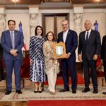 Presidente Abinader entrega premios Adulto Mayor del Año a Josefina Miniño y Protector de la Persona Envejeciente a Sor Agripina Acosta