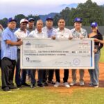 Ministro Kelvin Cruz entrega aporte de dos millones a la Liga de Verano