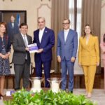 Presidente Abinader recibe documento de política pública elaborado por la CEPAL sobre el fortalecimiento del sistema de protección social