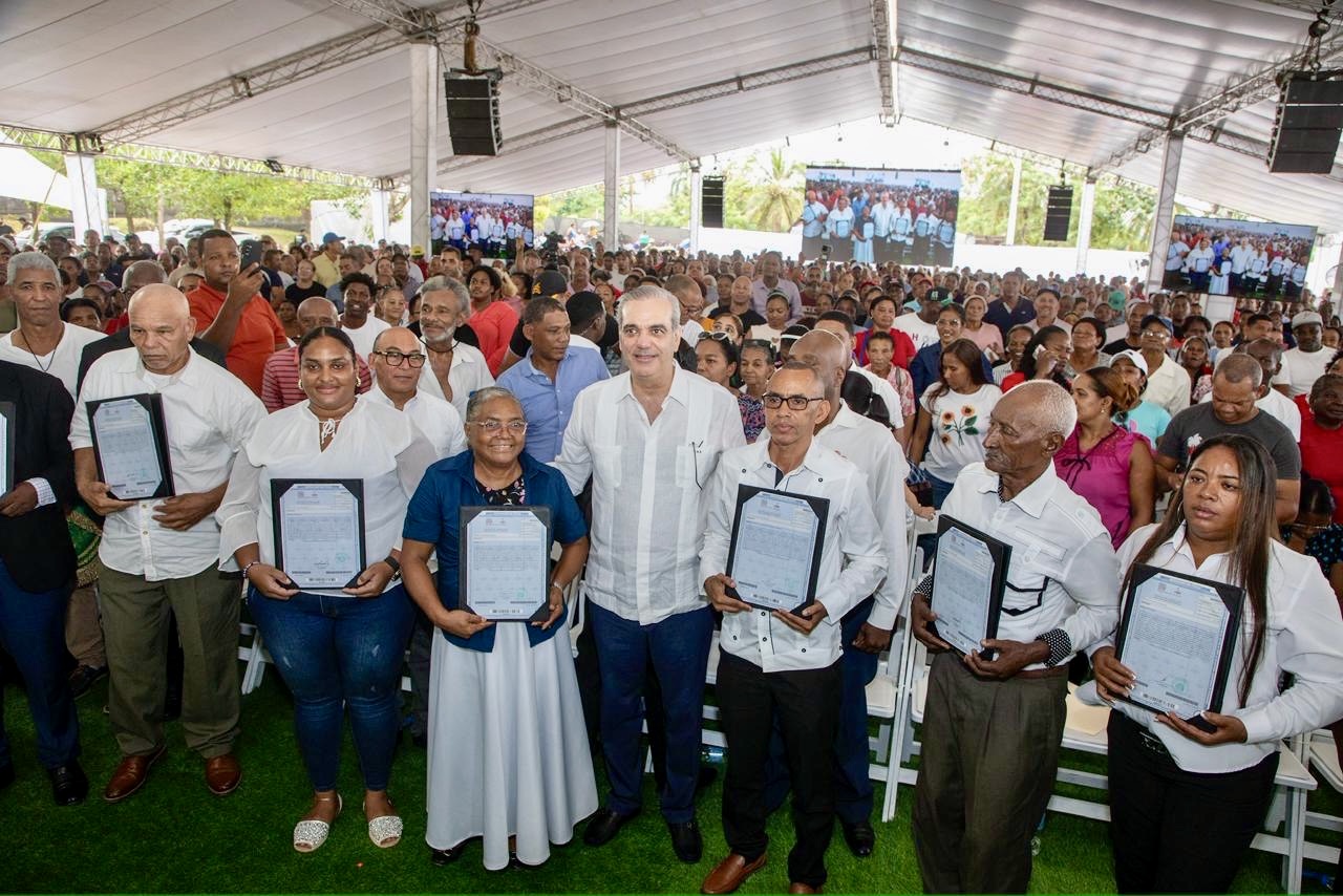 Presidente Abinader entrega 3,100 títulos de propiedad, de un total de 5,636, a familias en Palmarejo-Villa Linda