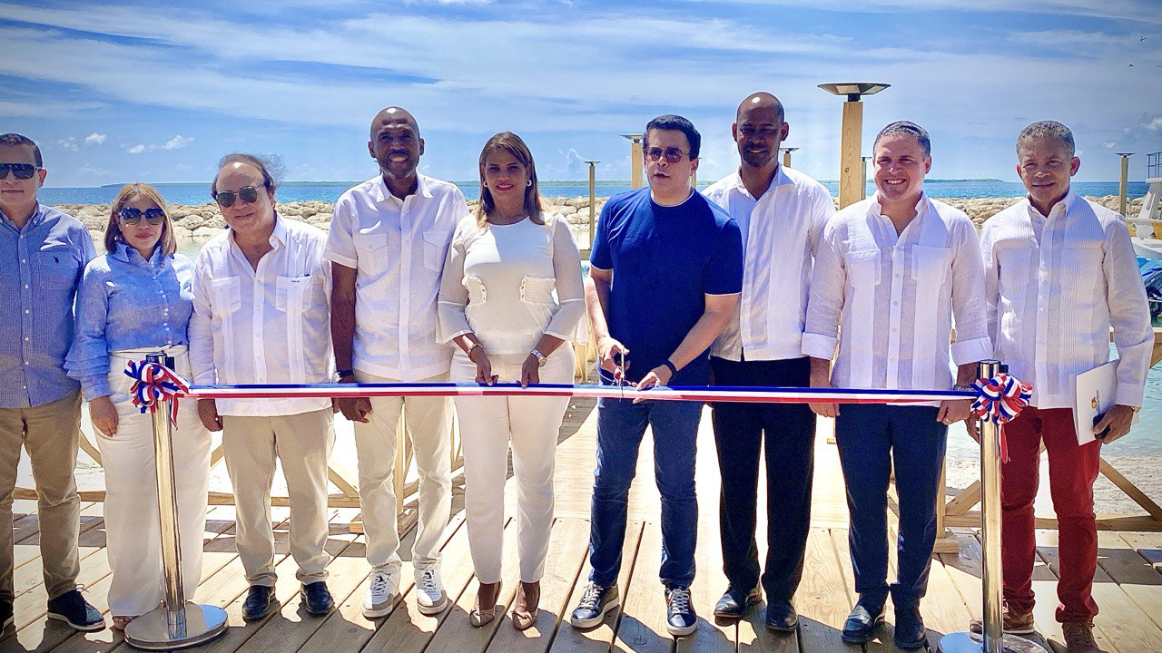 Collado entrega modernizado muelle en Caleta, La Romana