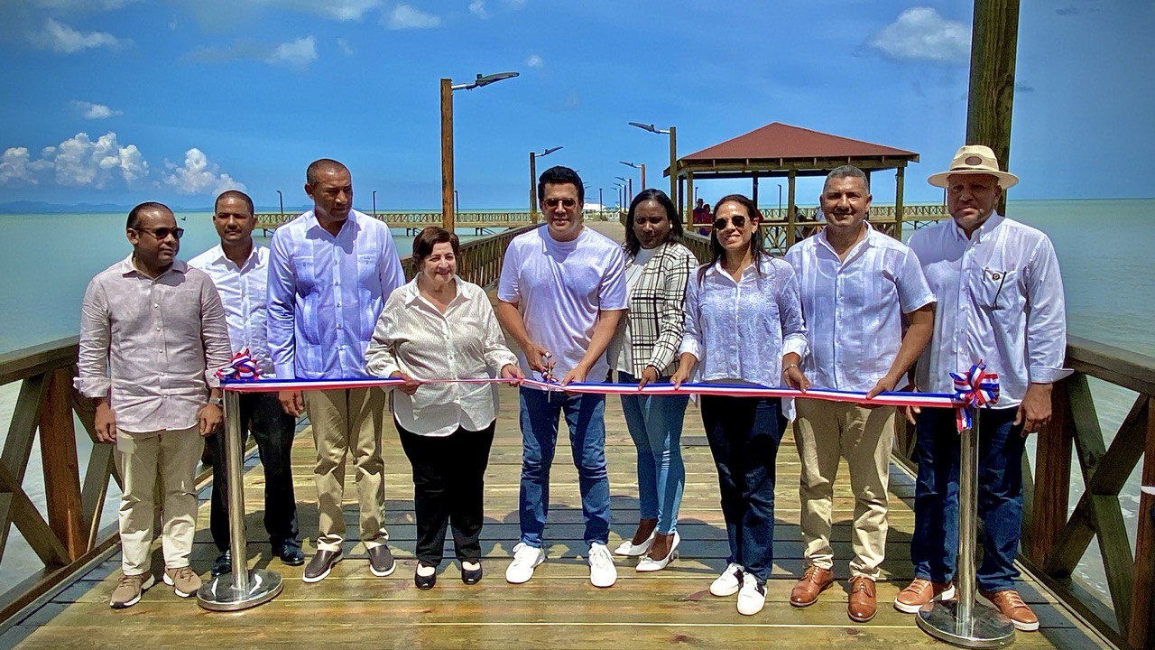 Ministro Collado entrega reconstruido muelle turístico de Miches