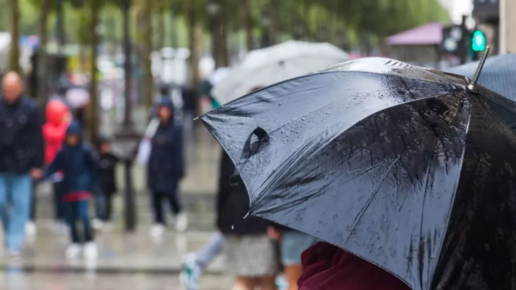 Aguaceros dispersos esta tarde hacia el interior del país; persistirán las temperaturas calurosas