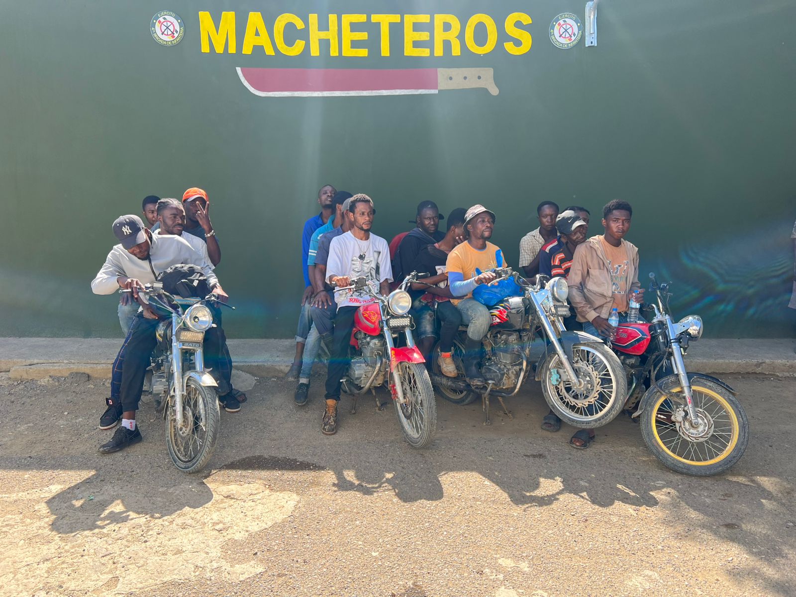 Ejército intercepta motocicletas con 25 haitianos indocumentados en operativos realizados en Dajabón y Valverde