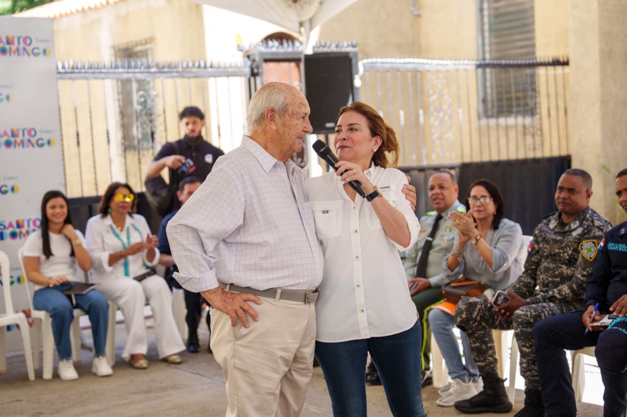 Carolina Mejía escucha a los residentes de Gazcue con el programa La Alcaldía Llega a Ti