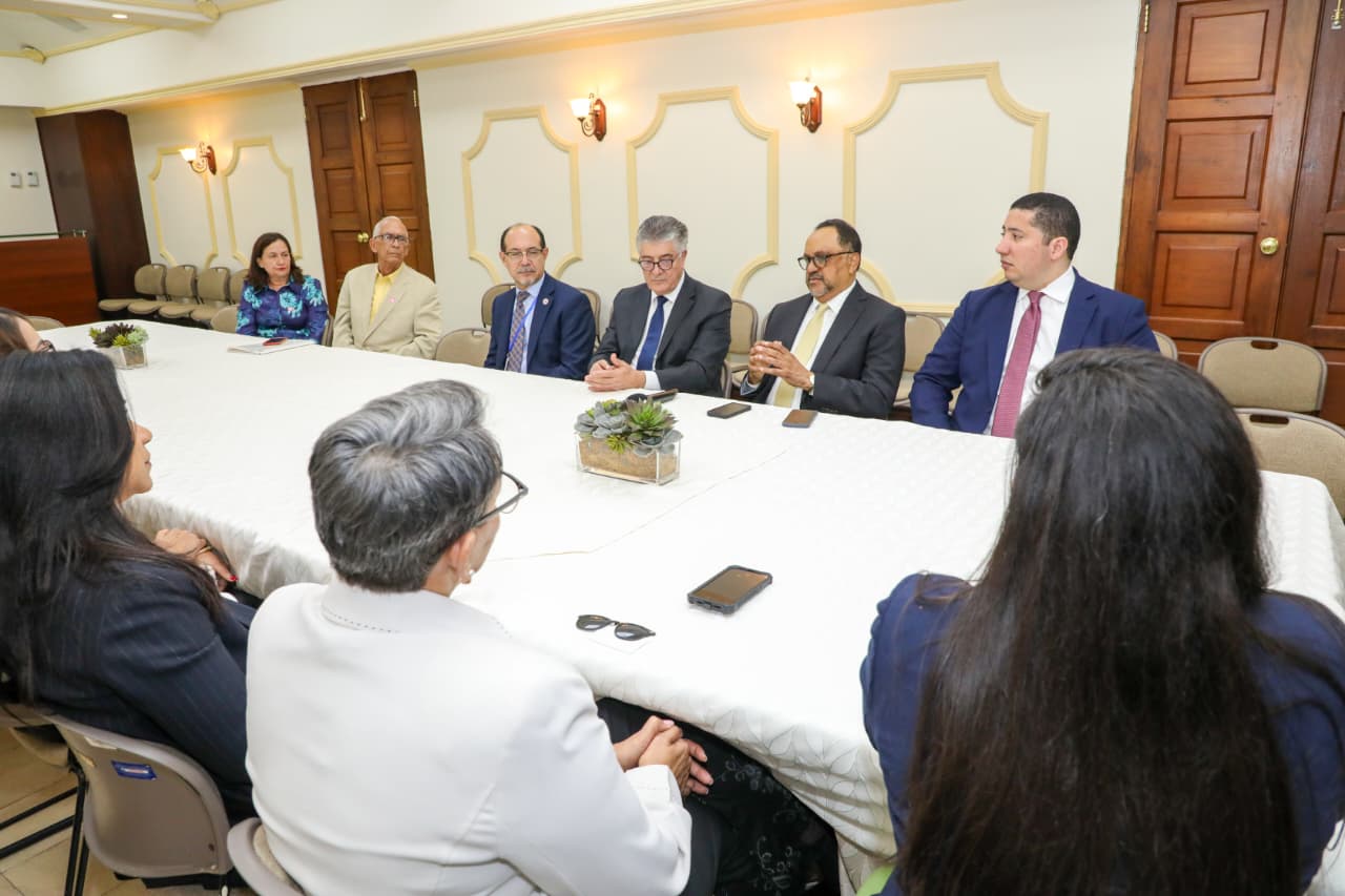 Consultor Jurídico del Poder Ejecutivo recibe a delegación del Foro Internacional de Salud Mental y Sistema Penitenciario
