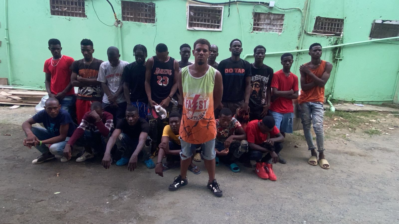 En operativo del Ejército fueron detenidos tres vehículos con 36 haitianos indocumentados en Valverde