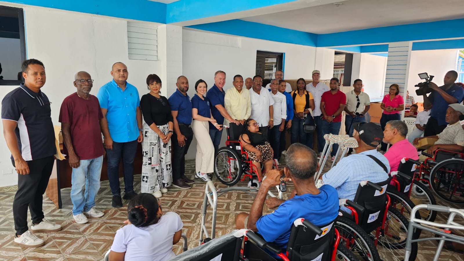 Las fundaciones WheelChair, Cruz Jiminián y Virgilio Féliz entregan sillas de rueda en comunidades del Sur