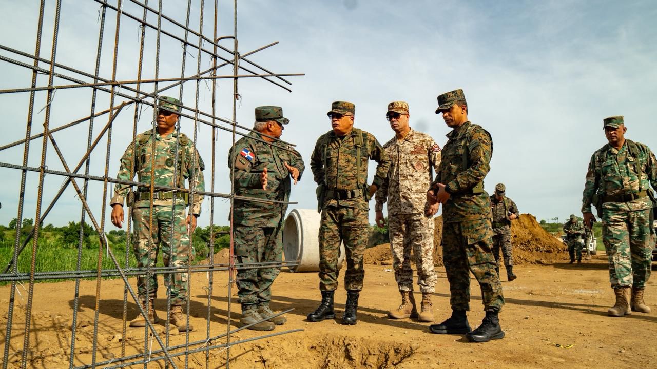 Ministro de Defensa sostiene reunión de alto nivel con directivos de CODEVI y supervisa avances de la verja perimetral fronteriza en Dajabón