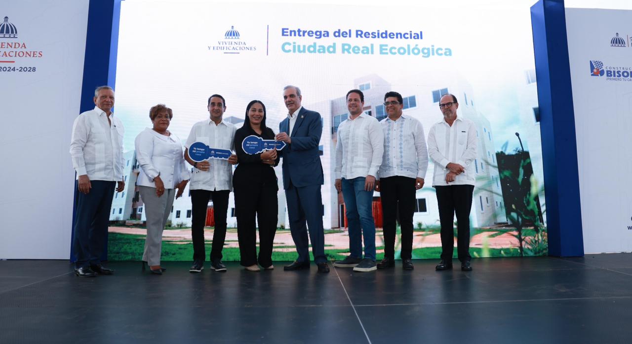Presidente Abinader supera las 20 mil viviendas entregadas en su gestión; este domingo, 488 familias en SDE recibieron su nuevo hogar