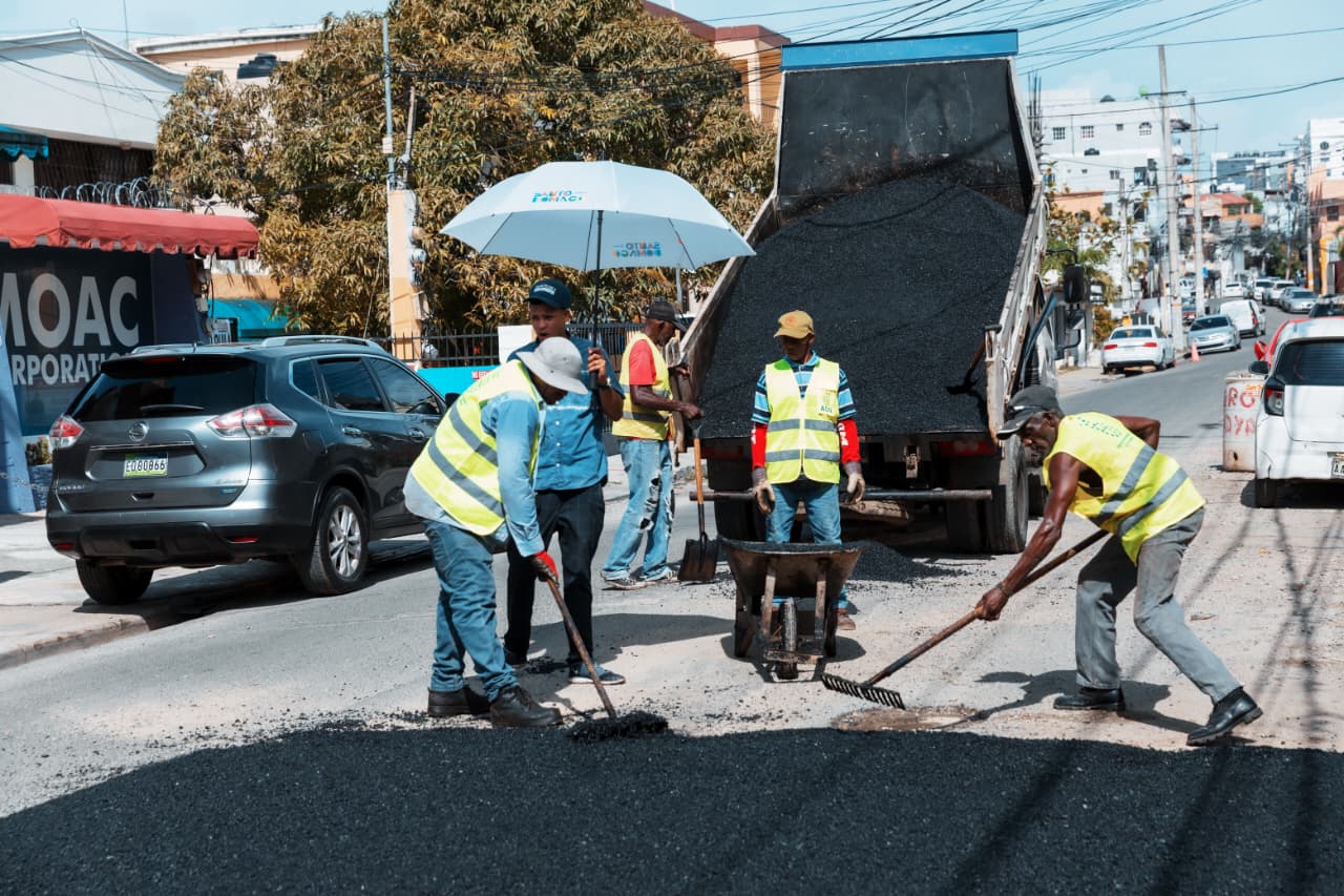 Alcaldía del Distrito Nacional inicia programa de bacheo en el Ensanche Quisqueya