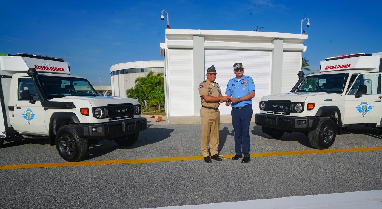Ministerio de Defensa, a través de la Industria Militar Dominicana, entrega cuatro ambulancias todo terreno al CESAC para fortalecer la seguridad aeroportuaria nacional