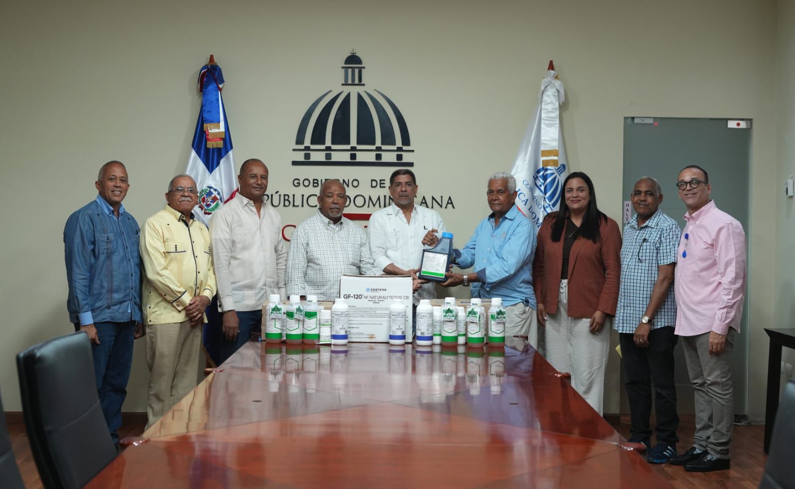 Ministro Limber Cruz entrega productos fitosanitarios a clústeres de mango y aguacate para fortalecer la producción nacional