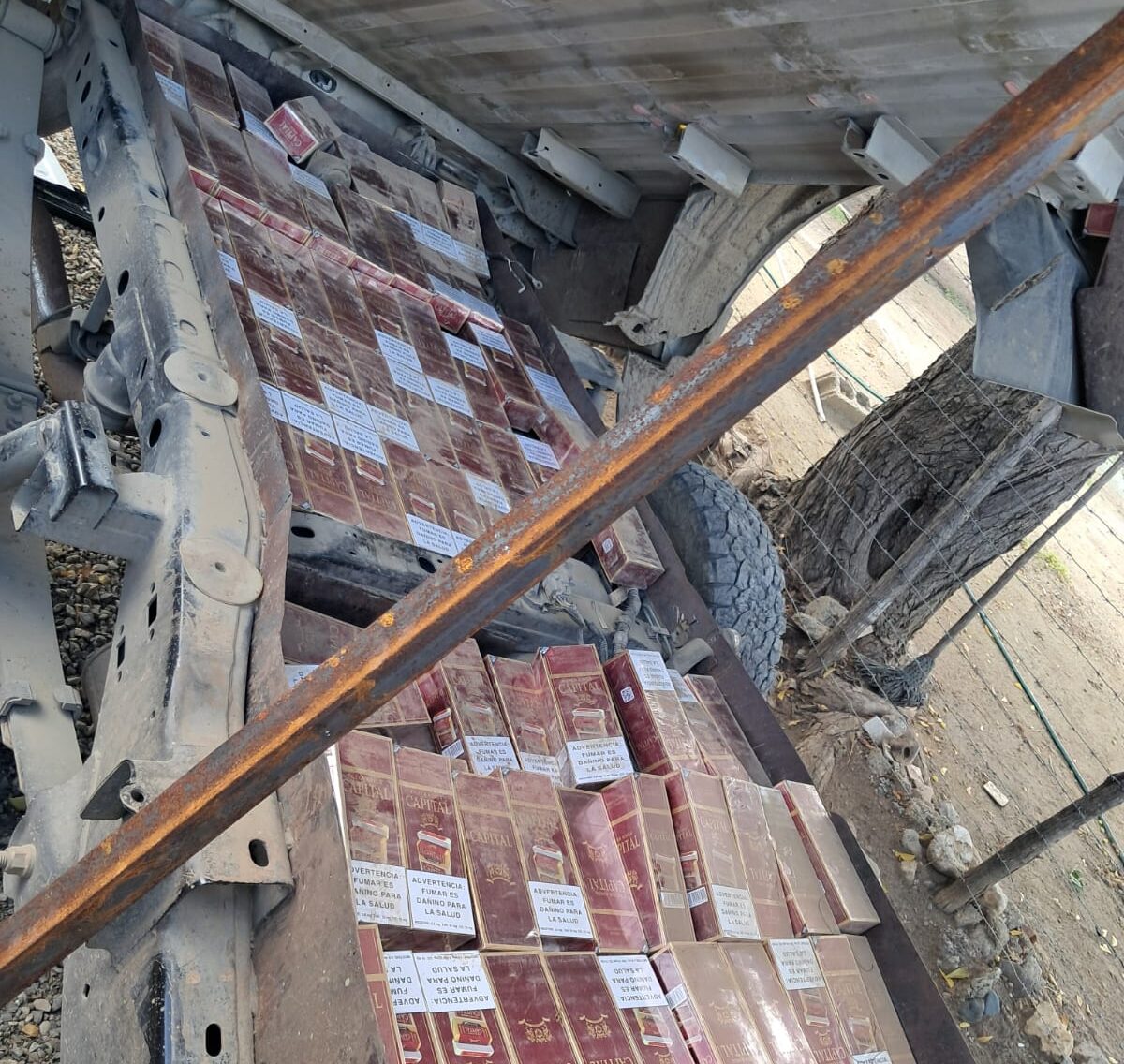 Ejército ocupa camioneta con cargamento de 100,000 cigarrillos en zona costera de Montecristi