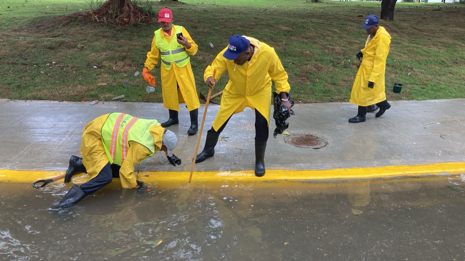 1,500 brigadistas de Alcaldía del DN combaten en las calles los efectos producidos por tormenta